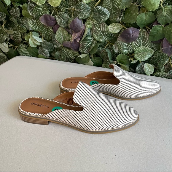 INDIGO RD Women Ivory Black Striped
Canvas Flats Mules size 8 - Picture 9 of 11